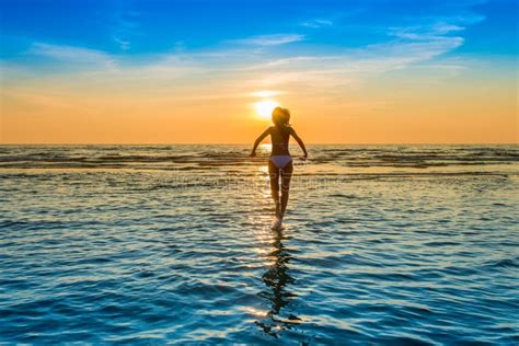 Femme Dans Le Bikini Blanc Posant En Mer Photo Stock Image Du