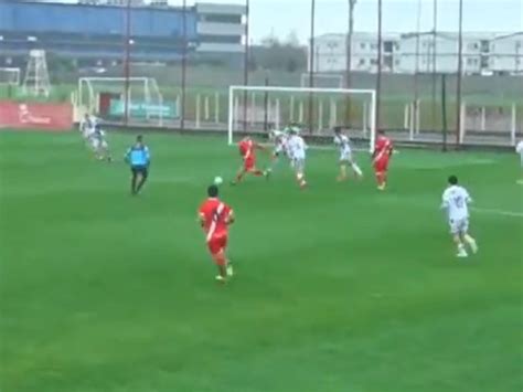 El espectacular golazo a lo Bichi Borghi de un juvenil de Argentinos