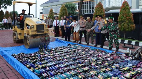 Jelang Lebaran Polres Gresik Musnahkan Ribuan Botol Miras Dan Knalpot