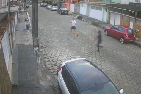 Homem Tenta Fugir De Assalto Mas Alcan Ado Por Ladr O Em Sp V Deo