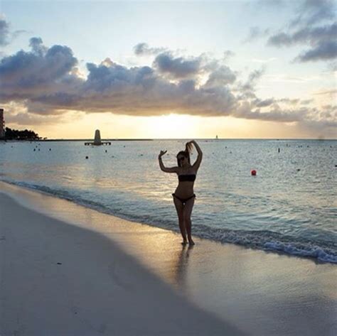 Maura Rivera Muestra Su Pancita En Bikini Tecache Cl