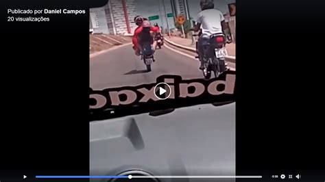 V Deo Motociclista Leva Risco Aos Condutores Em Trajeto Entre