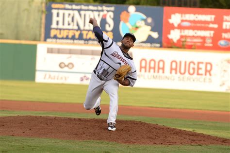 Emmanuel Ramírez a lanzar en AA Licey