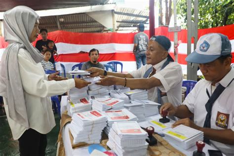 Melihat Petugas Kpps Tps Gunakan Seragam Sekolah