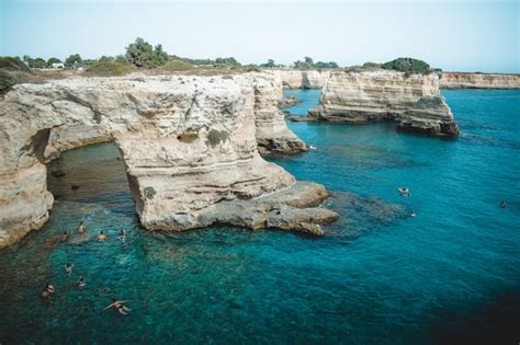 Une Vue Magnifique Sur Les Faraglioni Di Sant Andrea Dans Les Pouilles