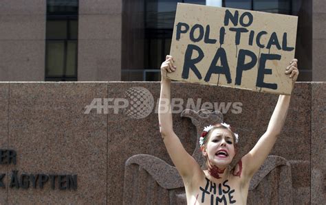 女性権利団体femen、エジプト大使館前でトップレス抗議 写真10枚 国際ニュース：afpbb News