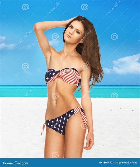 Mujer En Bikini Con La Bandera Americana Imagen De Archivo Imagen De