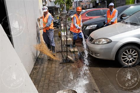 高温下的环卫工人：用汗水浇洒城市洁净视觉南通