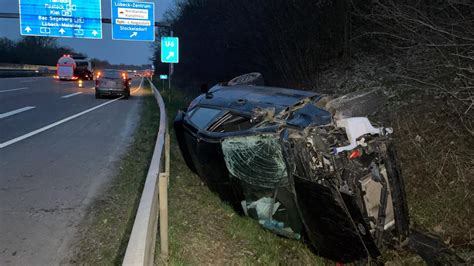 Schwerer Unfall auf A1 Lübeck Auto überschlägt sich vor Abfahrt SHZ