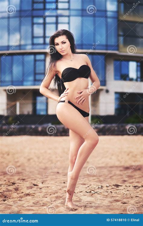 Mujer Delgada Hermosa En Bikini Negro En Fondo De Cristal Azul Foto De