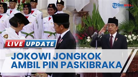 Momen Presiden Jokowi Rela Jongkok Ambil Pin Paskibraka Putri Saat