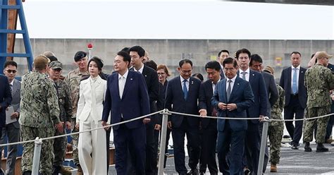 尹 외국정상 최초로 美 핵잠수함 올라“北 핵 도발땐 종말”