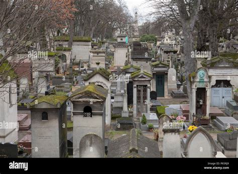 Montmartre Cemetery Hi Res Stock Photography And Images Alamy