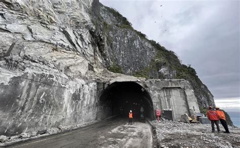 蘇花公路傍晚搶通「限3時段通車」 蘇貞昌發加菜金慰勞搶修人員