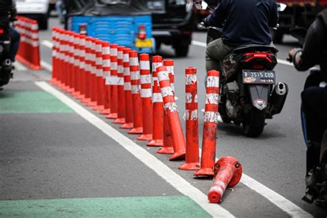 Nasib Stick Cone Pembatas Jalur Sepeda Yang Rusak Di Ibu Kota