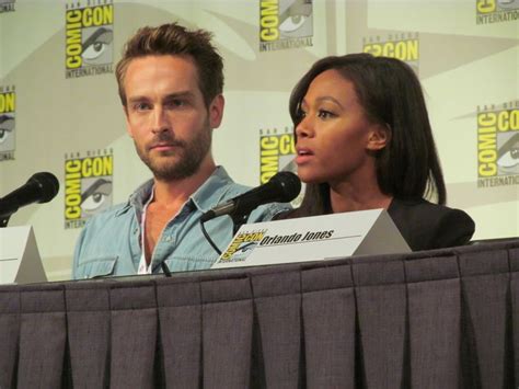 Tom Mison And Nicole Beharie At The Sleepy Hollow Press Room Autograph