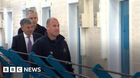 Ex-England footballer Alan Smith visits HMP Rochester - BBC News