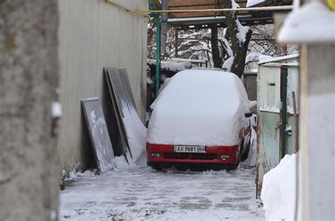 Kharkov Ucr Nia De Janeiro De Um Carro Estacionado Sob Uma