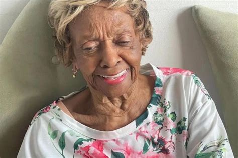 Mãe de Whitney Houston morre aos 91 anos OFuxico