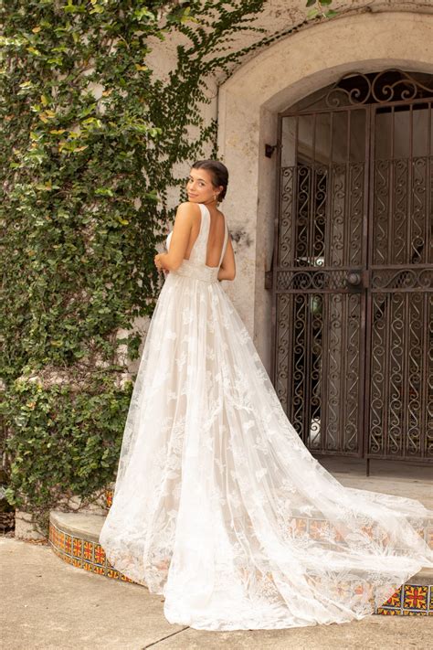 D3665 - Contemporary Lace A-Line Wedding Dress With Plunging Neckline