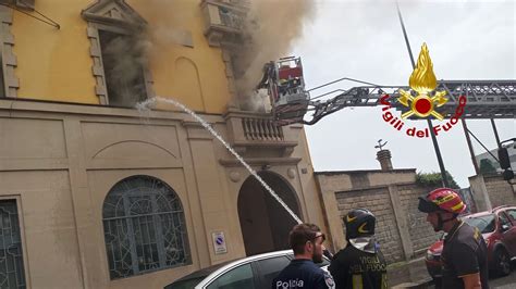 Incendio A Milano Fiamme In Un Palazzo Di Via Mercantini Due Persone