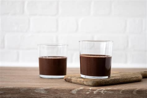 Postre De Mousse De Chocolate Adornado Con Hojas De Menta Sobre Mesa De