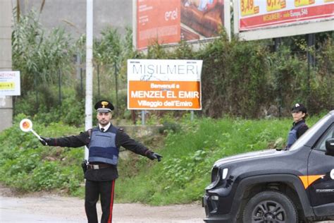 Sperona L Auto Dei Carabinieri Sulla S S 121 Palermo Agrigento