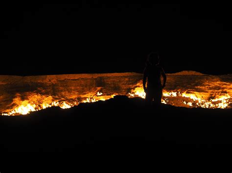 Exploring the Darvaza Crater - The gateway to hell - A bear and a pig