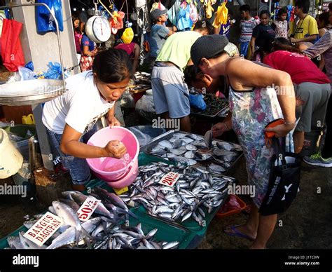 Antipolo City Philippines April 18 2017 A Wet Market Vendor Sells