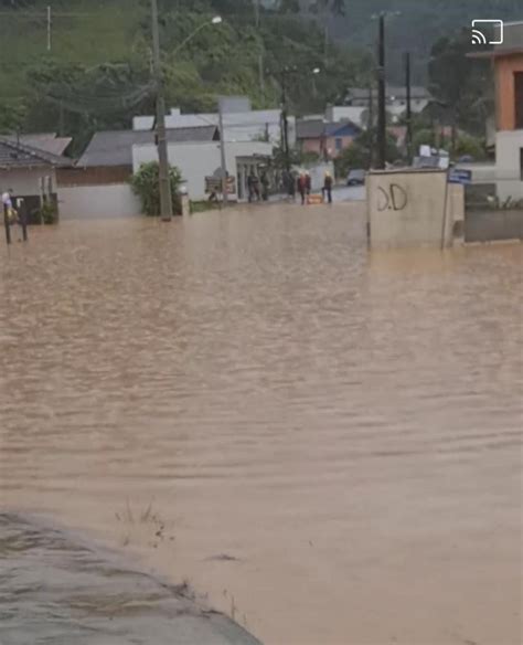 Fam Lias S O Retiradas De Suas Casas Por Botes Salva Vidas Da Defesa