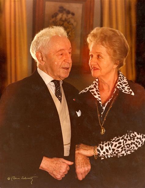 Plano Medio De Arthur Y Aniela Rubinstein Cogidos Del Brazo Charlando