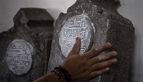 Penampakan Batu Nisan Kuno Berlafaz Arab Yang Ditemukan Di Palembang