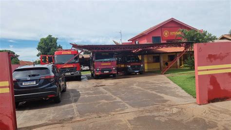 Temporal Ventos De Km H Derruba Muro Rvores E Causa Estragos