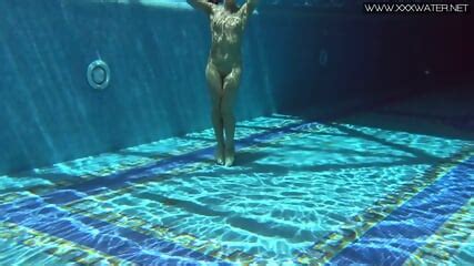 Milf Babe Nicole Pearl Shaking Ass Underwater