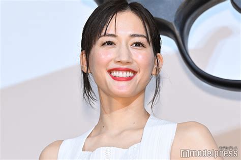 画像2838 綾瀬はるか、美背中際立つドレス姿で登場 監督から役作り絶賛「綾瀬はるかにしかできないこと」＜リボルバー・リリー＞ モデルプレス