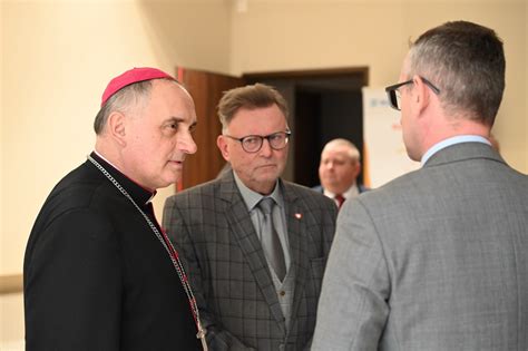 Bp Krzysztof W Odarczyk Do Samorz Dowc W Ycz By S Owo By O Znakiem