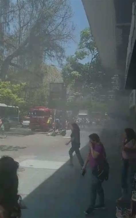 Fuma A Em Bueiro De Rua Movimentada Assusta Pedestres No Largo Do