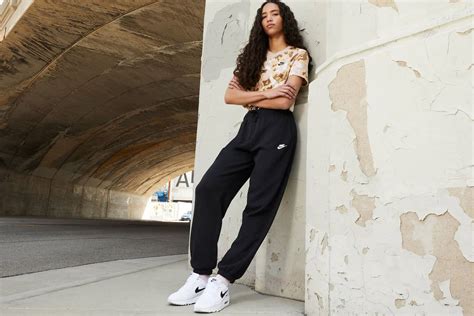 Check Out The Warmest Tracksuit Bottoms By Nike Nike Bg