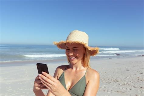 Una mujer caucásica disfrutando del tiempo en la playa en un día