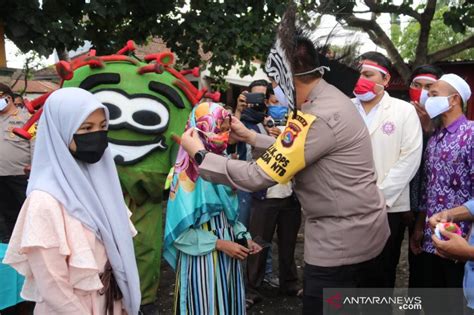 Warga Kampung Nelayan Di Mataram Terima Bansos Polri Peduli Covid