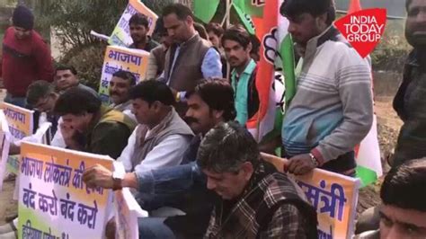 Congress Workers Protest Outside Haryana Resort With Holed Up Bjp Mlas Congress Workers