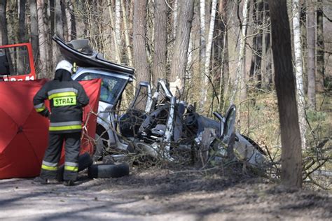 Tragiczny wypadek na drodze Rulewo Grupa pod Świeciem Samochód uderzył