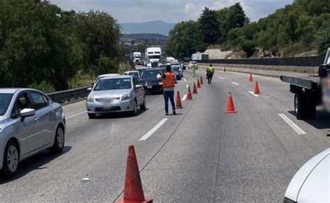 Una combi choca contra un árbol en la carretera México Querétaro