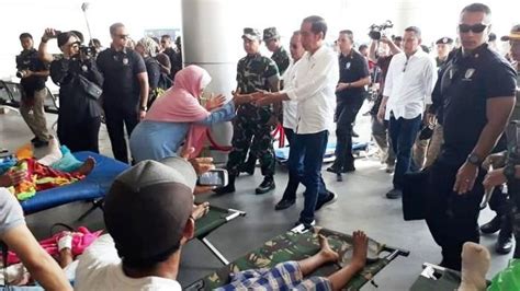 Tiba Di Bandara Palu Jokowi Disambut Isak Tangis Seorang Ibu Korban