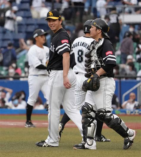 ＜ロ・ソ＞プロ初完封勝利に笑顔の大関（右は甲斐）（撮影・沢田 明徳） ― スポニチ Sponichi Annex 野球