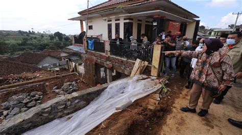 Tanah Longsor Di Sukabumi Mensos Risma Harus Di Antisipasi Agar Tidak