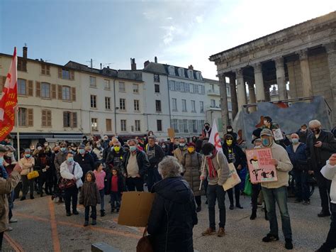 Is Re Vienne Pr S De Personnes Manifestent Contre La Loi