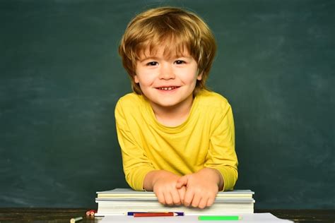 D A Del Maestro Peque O Y Lindo Ni O Preescolar En Un Aula Alumnos