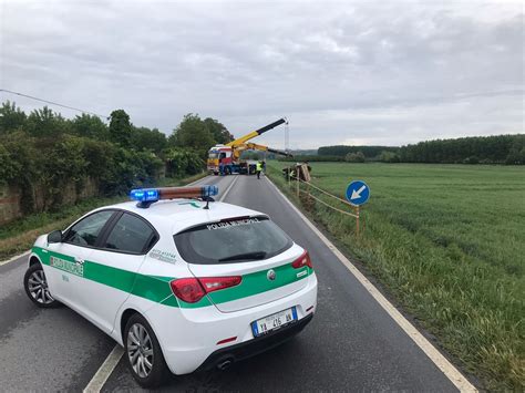 Camion Fuori Strada Ieri Tra Pollenzo E Cherasco Due Gru E Strada