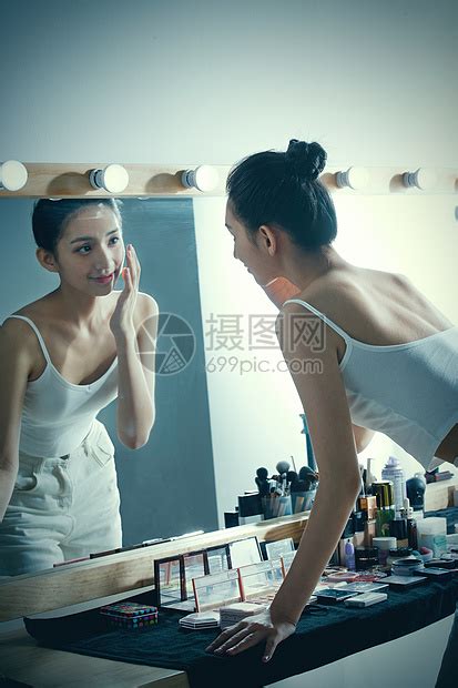 年轻女人在化妆间里化妆高清图片下载 正版图片507645744 摄图网